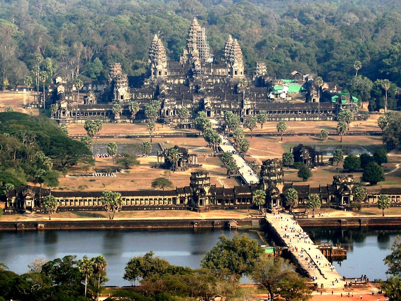 В этих трех храмах были: Ангкор-Ват,Байон и Та Пром. 